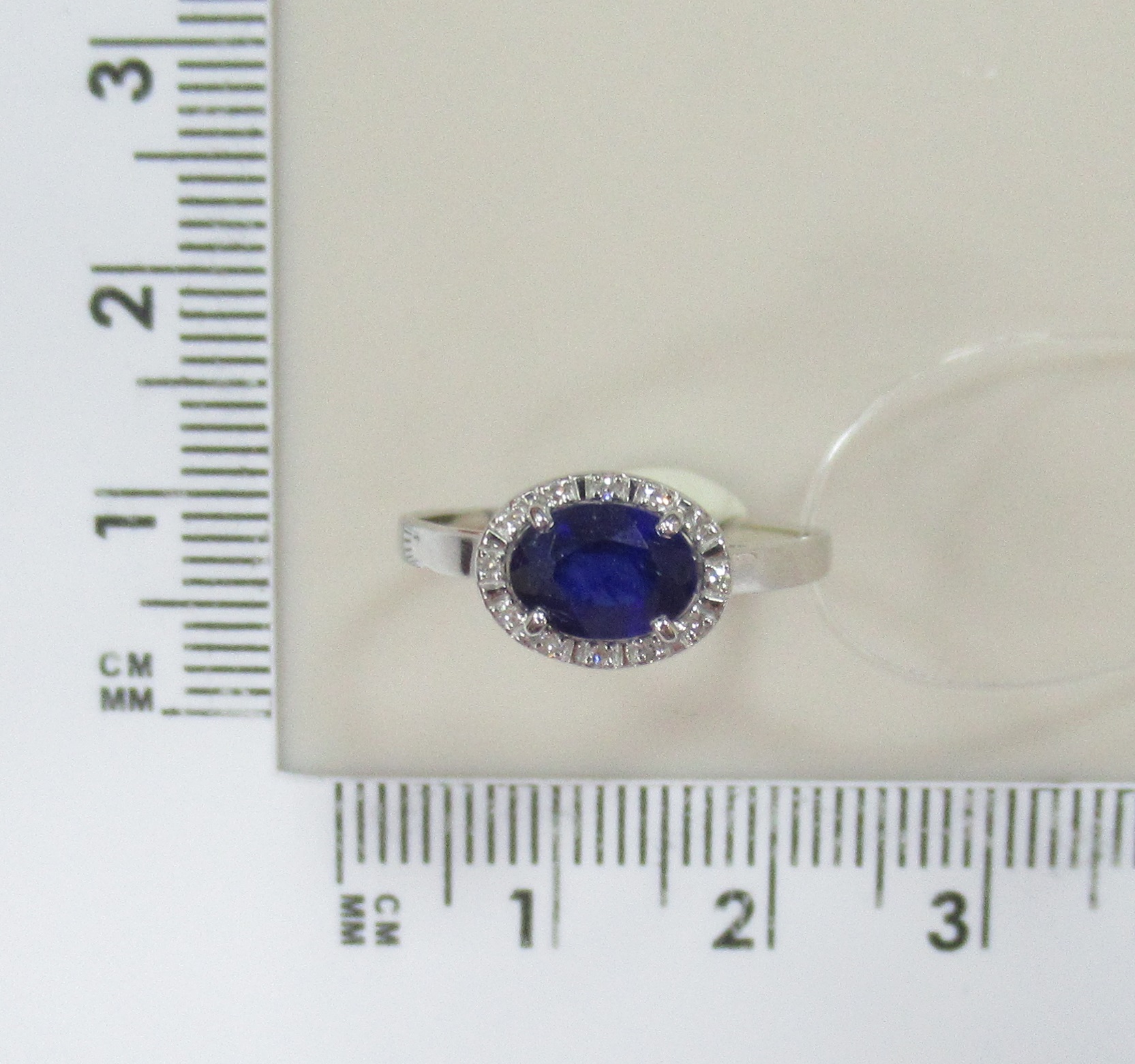 Кольцо из белого золота с сапфиром